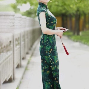 Handcrafted Full-button Cheongsam in Fragrant Cloud Chiffon: Republic of China-style Elegance
